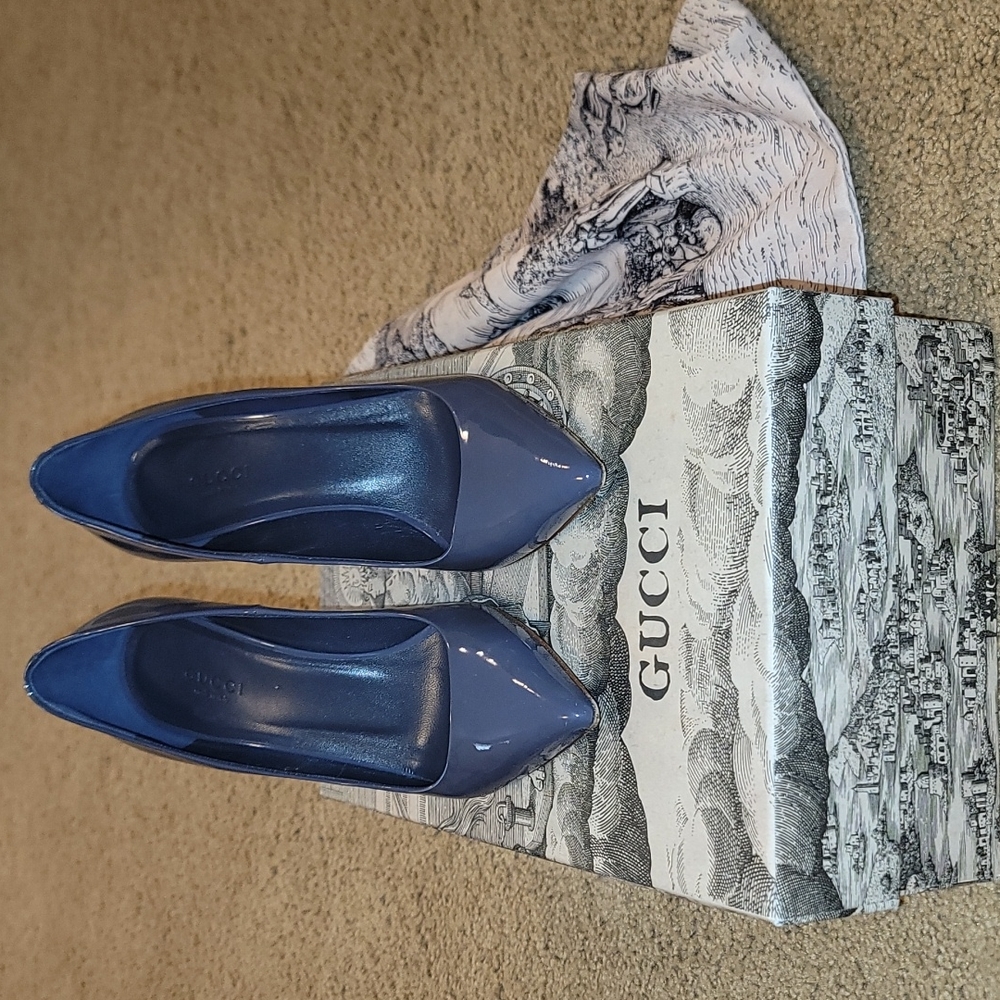 Great condition Gucci womens Shoes size 37